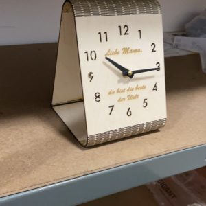 Holz Uhr lasergeschnitten und graviert