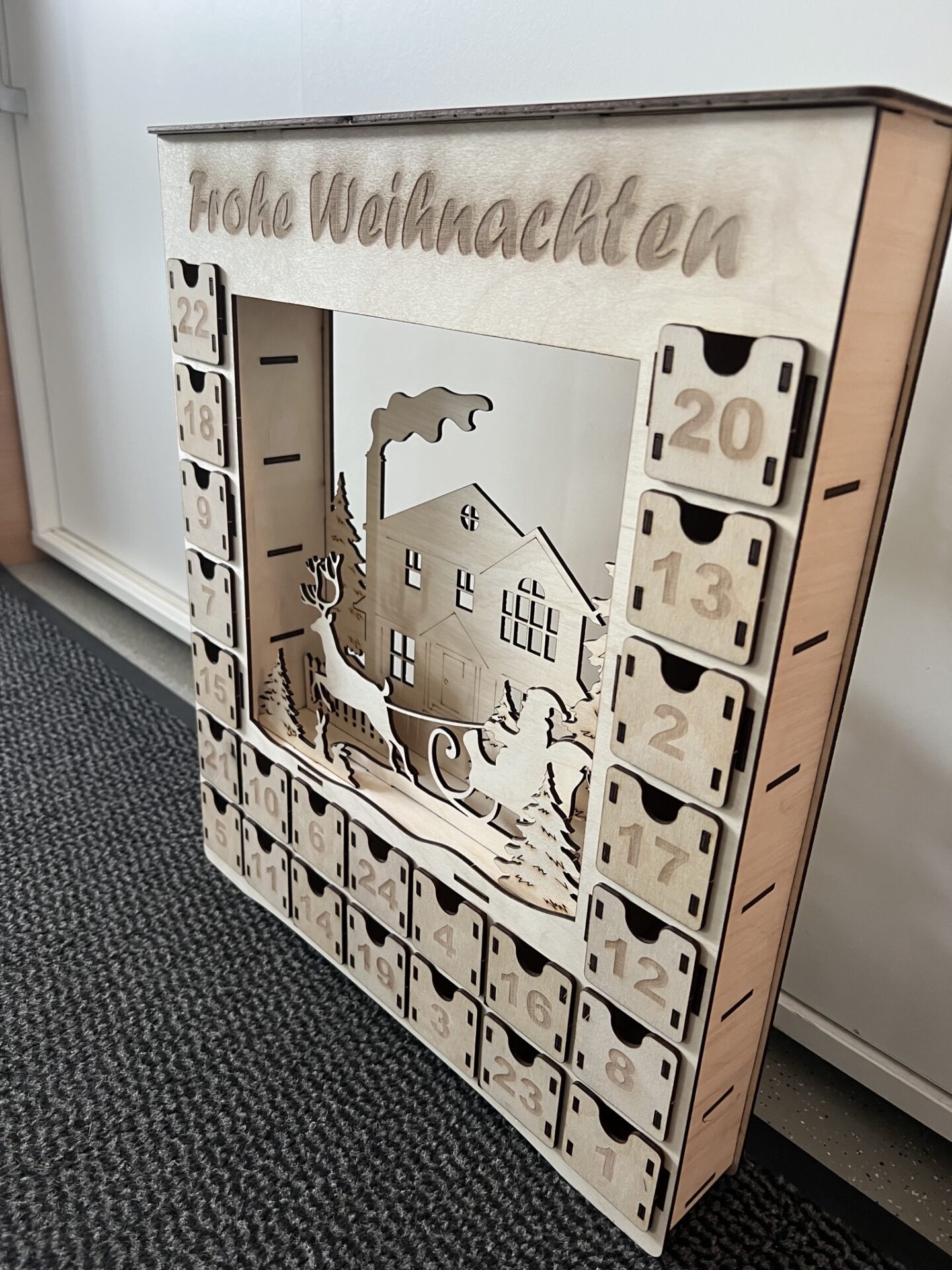 Adventskalender aus Holz graviert und geschnitten, Schubladen zum Befüllen ca. 40x45x6 cm NEU – Bild 3