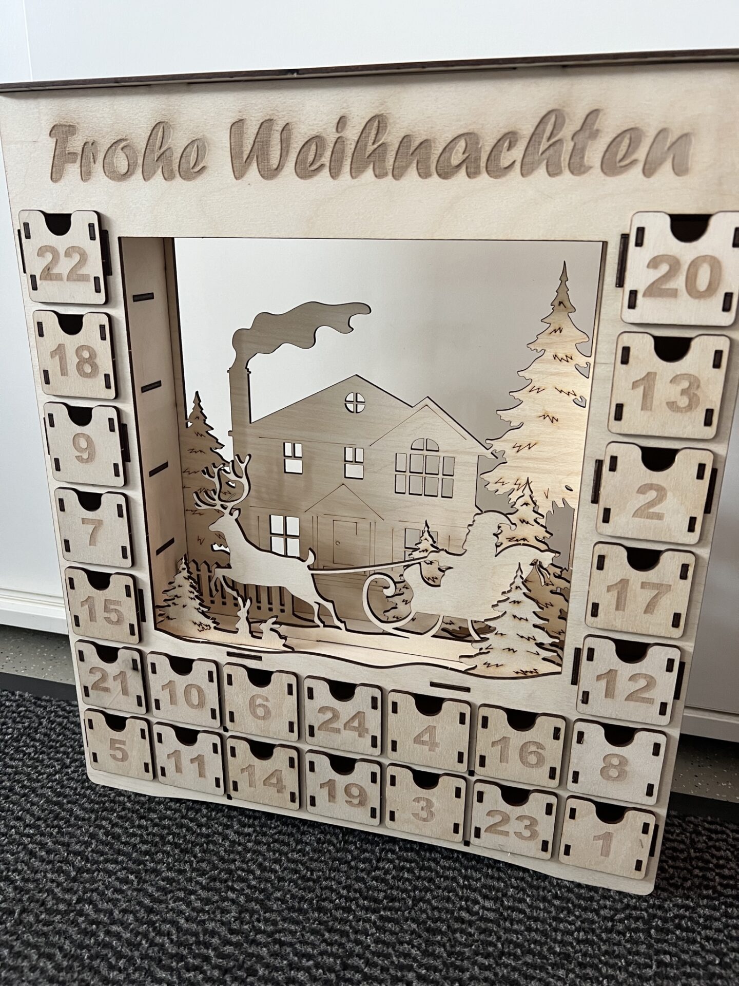 Adventskalender aus Holz graviert und geschnitten
