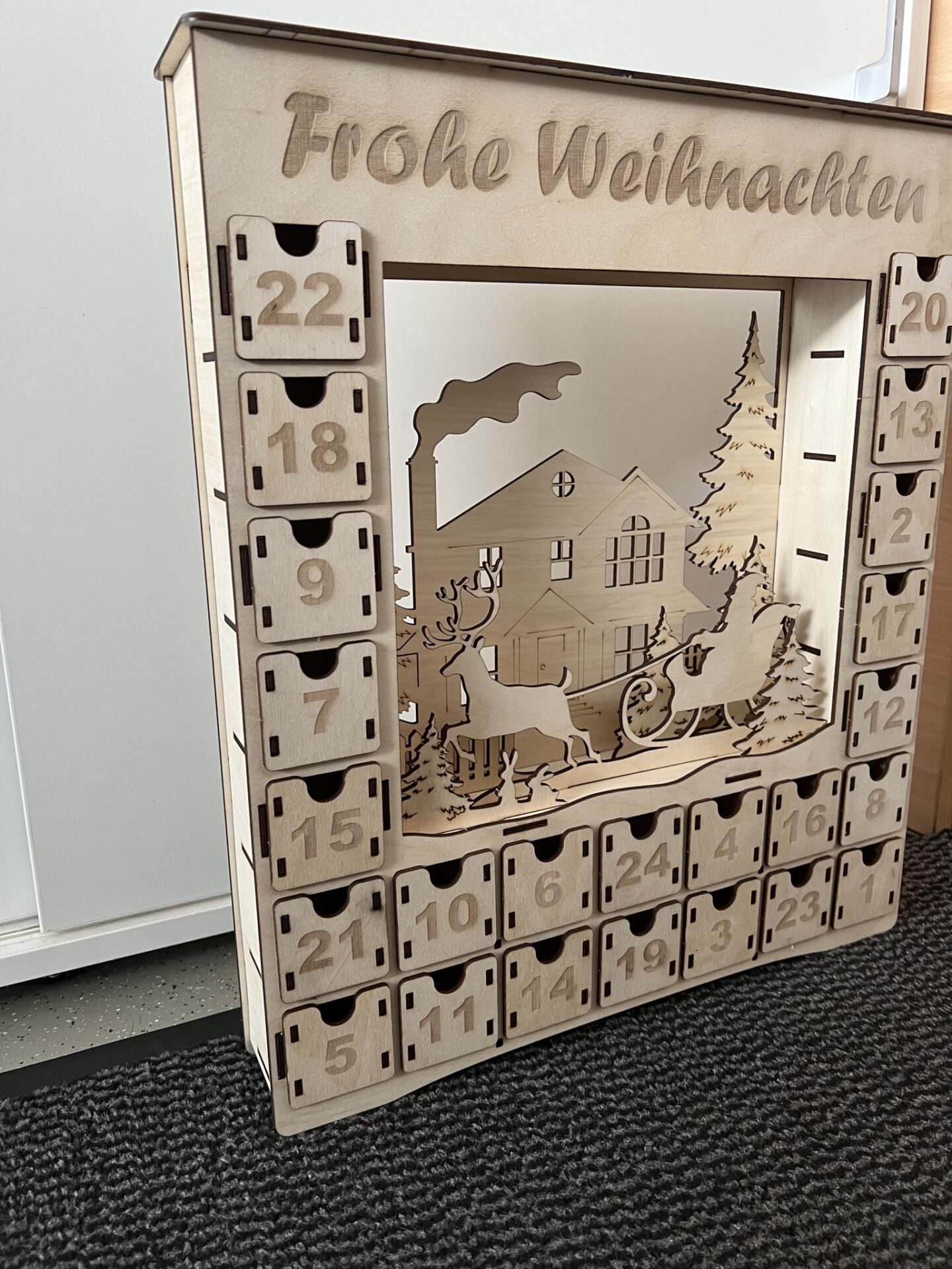 Adventskalender aus Holz graviert und geschnitten, Schubladen zum Befüllen ca. 40x45x6 cm NEU – Bild 2
