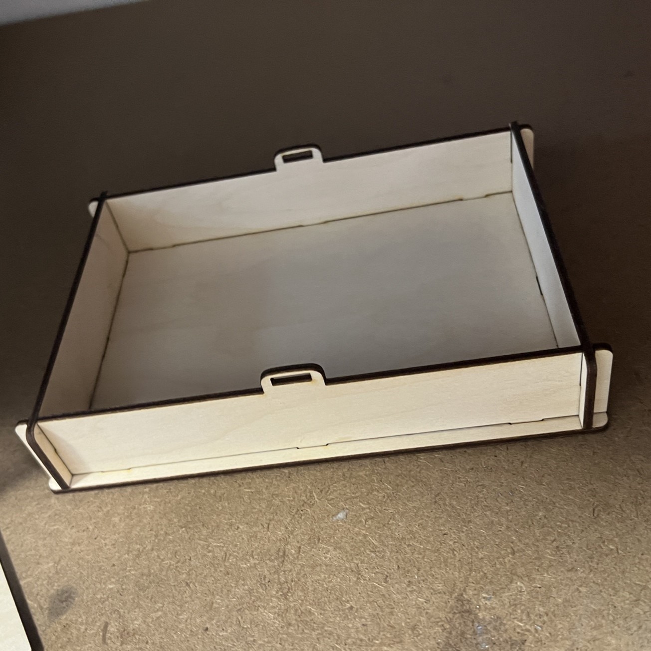 Geschenkbox aus Holz mit Herz am Deckel graviert mit Namen und Datum – Ansicht 4