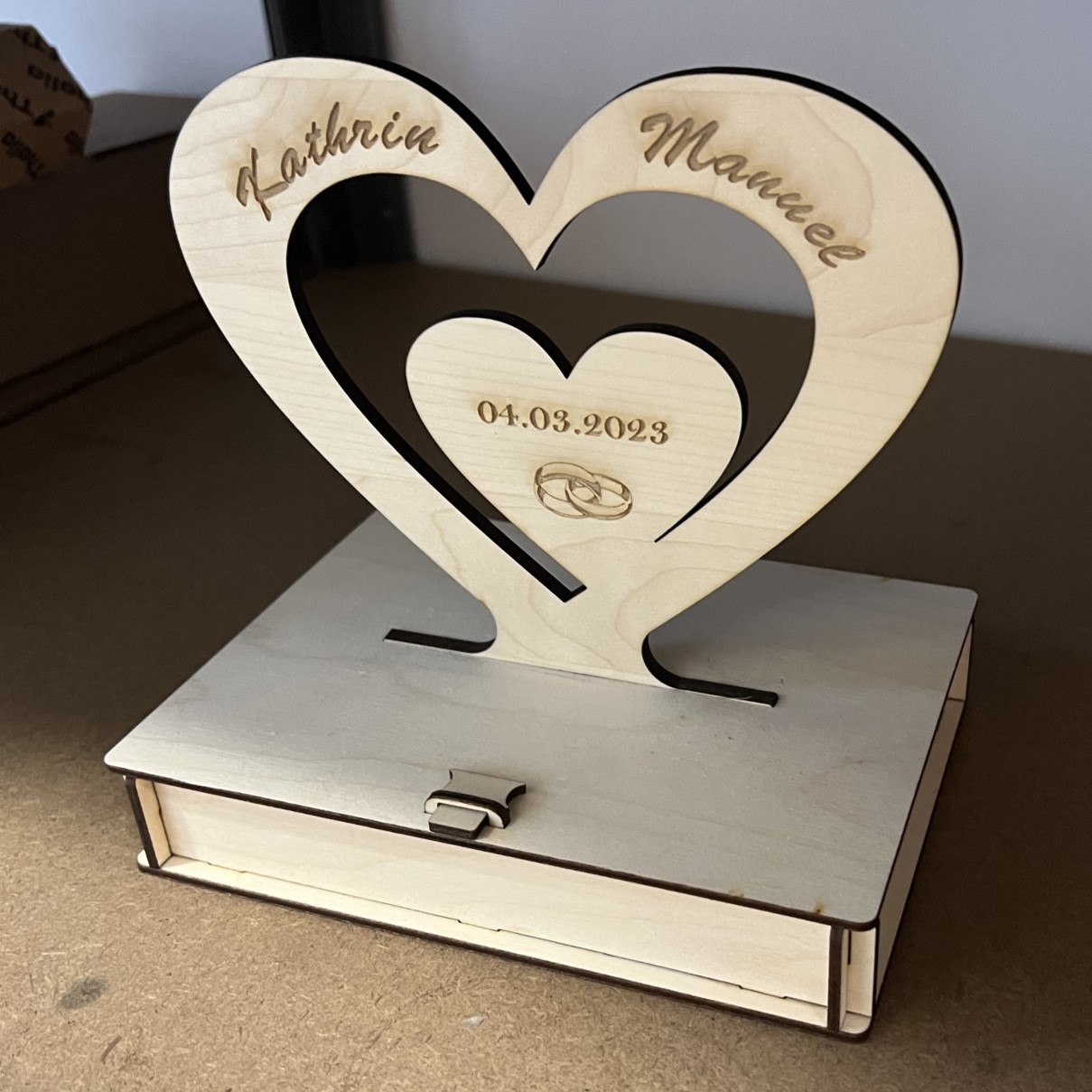 Geschenkbox aus Holz mit Herz am Deckel graviert mit Namen und Datum – Ansicht 6