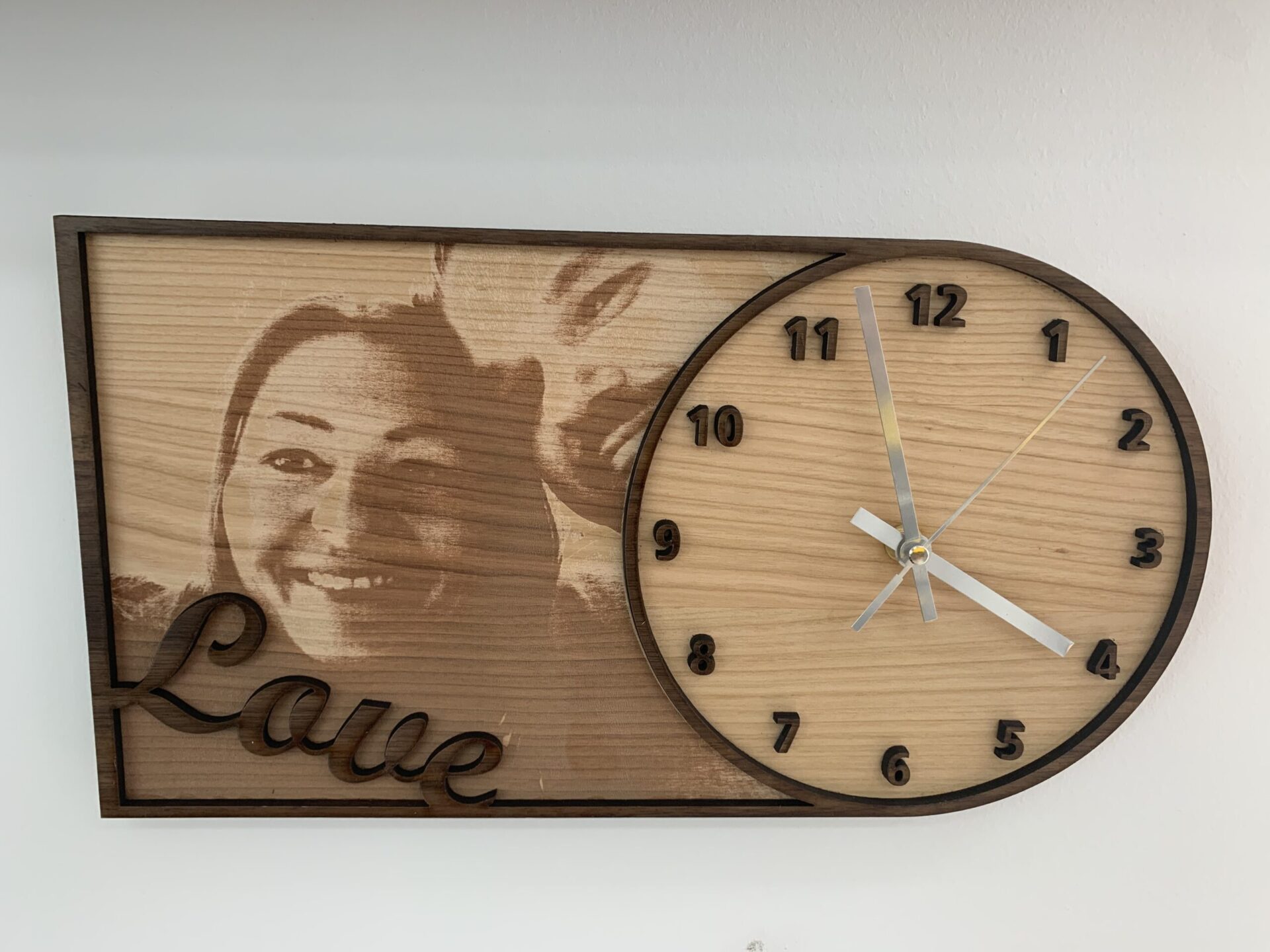 Holzuhr LOVE mit Fotogravur inkl. Uhrwerk