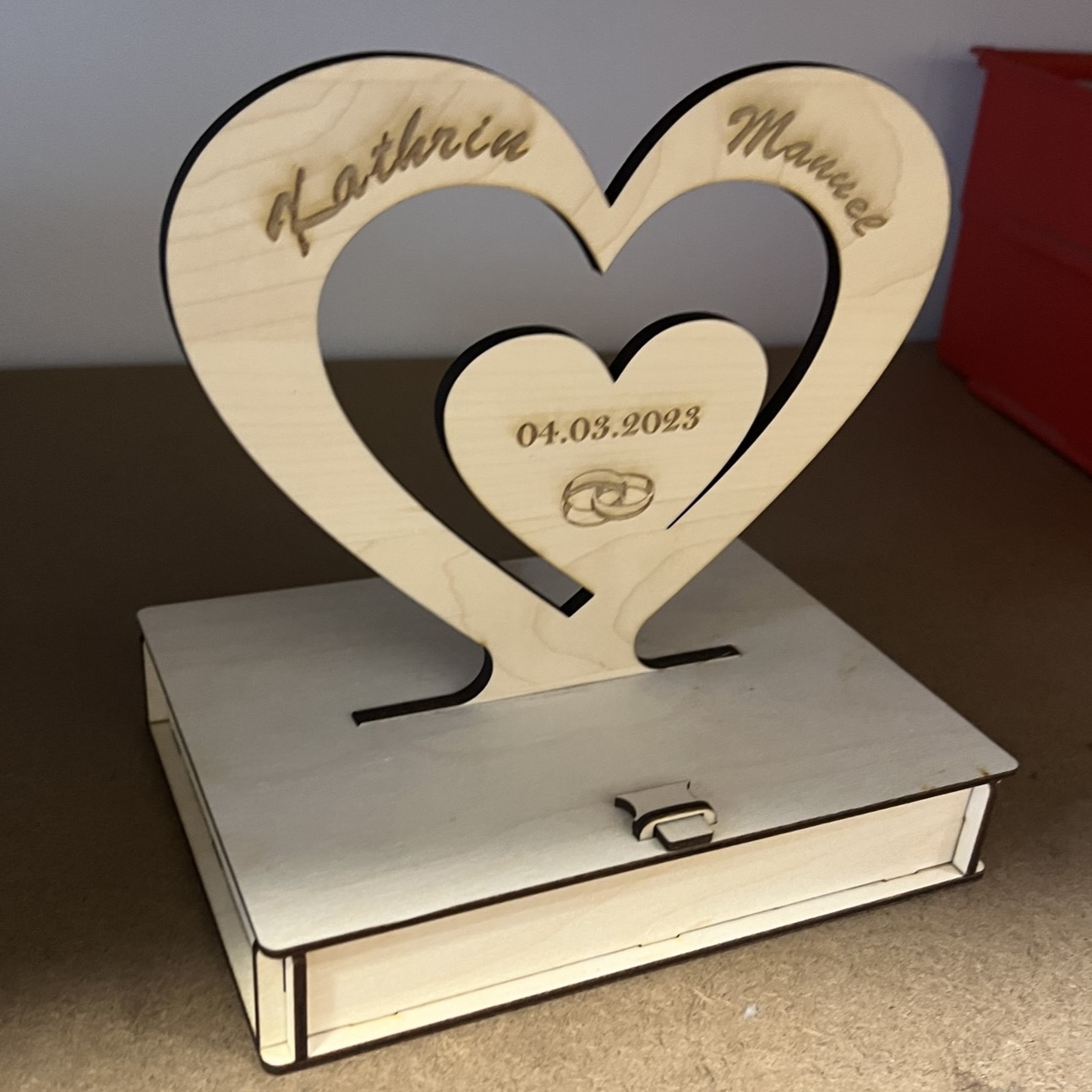 Geschenkbox aus Holz mit Herz am Deckel graviert mit Namen und Datum – Ansicht 5