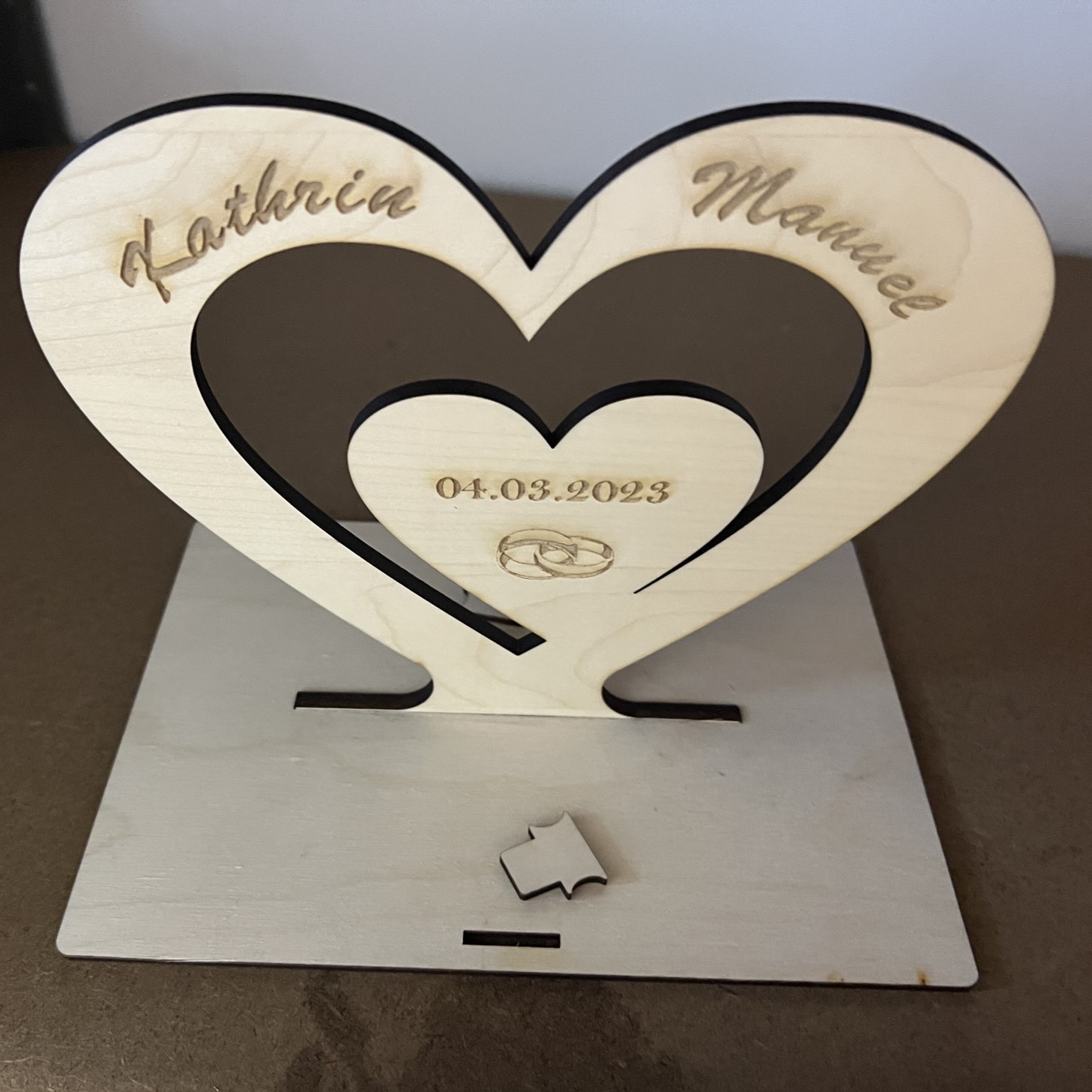 Geschenkbox aus Holz mit Herz am Deckel graviert mit Namen und Datum – Ansicht 3