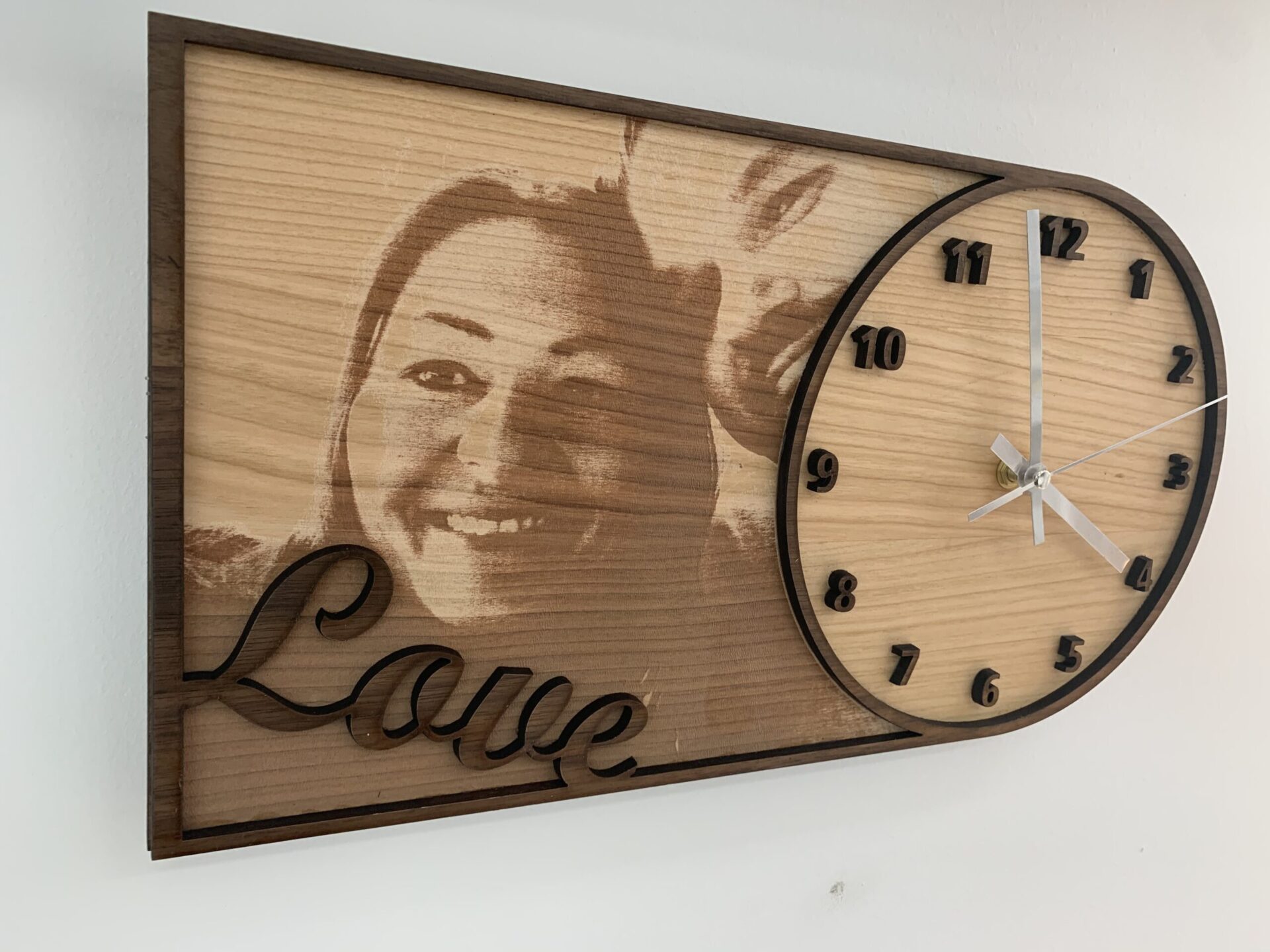 Holzuhr LOVE mit Fotogravur inkl. Uhrwerk – Ansicht 2